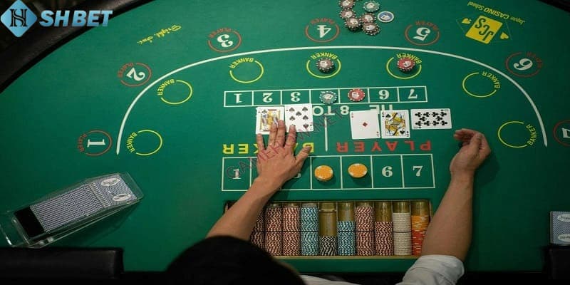 các thế bài baccarat Gấp thếp - Một trong các thế bài baccarat phổ biến